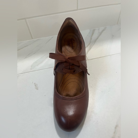 Clarks Indigo Mary Jane Heels with Bows - Picture 1 of 6